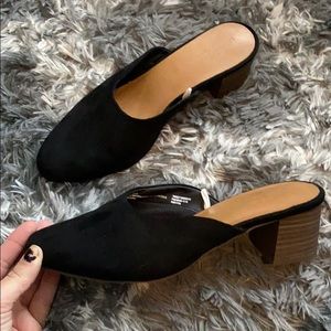 Universal Thread Mules - NWOT